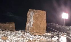 Şırnak'ta dev kayalar yolu kapattı