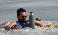 Soğuk suya sıcak dokunuş: Maceracı öğretmen buzu kırıp girdiği suda çayını yudumladı