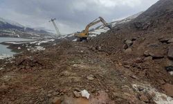 Solhan'da heyelan ve yol çökmesine karşı yoğun mesai