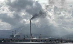 Soma'da, termik santralden yükselen siyah duman kentin soluğunu kesiyor