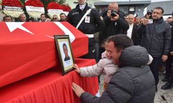 Son veda yürek yaktı: Küçük kız babasını tebessümle uğurladı