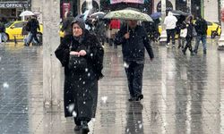 Taksim'de kar yağışı etkili oldu