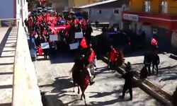 Tercan'da Kaymakam Duman'a şemsiye tartışması sonrası destek yürüyüşü