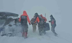 Tipide araçlarıyla mahsur kalan vatandaşları AFAD ekipleri kurtardı