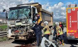 Tırla çarpışan kamyonun sürücüsü yaralandı