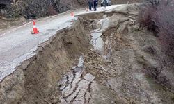Toprak kaymasının yaşandığı yolda zemin güçlendirme çalışmaları başladı