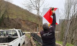 Trafik güvenliği için levhalar yerleştiriliyor