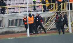 Tribünden atlayan Sakaryasporlu taraftarlar kelepçeyle sahadan çıkartıldı