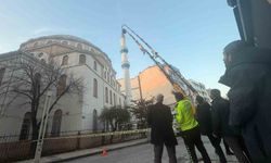 Turgutlu'da hasar gören cami minaresi vinçle düzeltildi