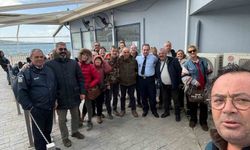 Türk turistlerden Yunanlı komisere çiçekli teşekkür