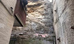 Üzerine gecekondular inşa edilen kayalıklardan düşen parçalar iki binanın mühürlenmesine neden oldu