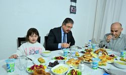 Vali Yılmaz, iftarda vatandaşın evine konuk oldu