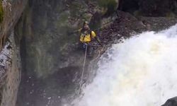Yağmur ve kar sularıyla coşan kanyondan kurtuldu