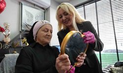 Yakınlarını kanserden kaybetti, kanser hastalarına kaş ve kalıcı makyajla moral oldu