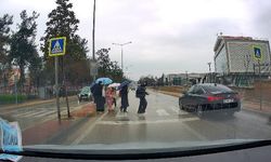 Yayalara yol vermeyen otomobil öğrencileri tehlikeye attı