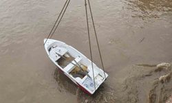 Yeşilırmak'ın sularına kapılan kayık köprüye takıldı
