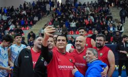 Yılmaz, parkede gençlerle kozlarını paylaştı