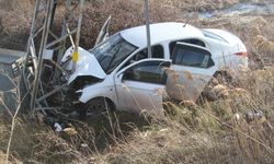 Yoldan çıkan otomobil direğe çarptı: 3 yaralı
