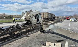 Yönlendirme tabelasına çarpan tırın ön kabini koptu: 1 yaralı