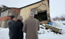 Yüksekova'da evi çöken yaşlı kadına devlet şefkati: 'Yalnız bırakmayacağız'