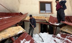 Yüksekova'da kar esareti: Çatıdan düşen kar kütlesi iş yerlerine hasar verdi