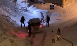 Yüksekova'da kar yağışı: Araçlar imece usulü kurtarıldı