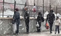 Yüksekova'da kar yağışı ilçeyi beyaza bürüdü