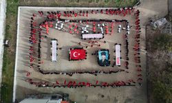 Yunus Emre MTAL'de öğrenciler 103 Türk bayrağı açarak Cumhuriyeti selamladı