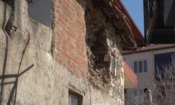 5.1 büyüklüğündeki depremin merkez üssü olan Buldan'daki eski yapılarda büyük hasarlar oluştu