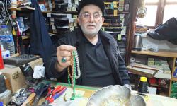 71 yaşındaki Cevat Dede tespih dizerek para kazanıyor