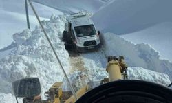 Ağrı'da 2 metrelik karda zamanla yarış: Mahsur kalan hasta kurtarıldı