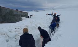Ağrı'da köylüler sel riskine karşı karı kürekle yararak su yolu açtı