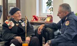 Albay Vanlı, 91 yaşındaki şehit babasını kapıda karşılayıp makamında ağırladı