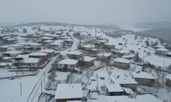 Amasya'ya Mart ayında kış geri döndü, Alan köyünde karlı yol greyderle açıldı
