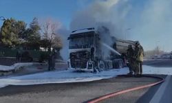 Ankara'da seyir halindeki hafriyat kamyonu yandı