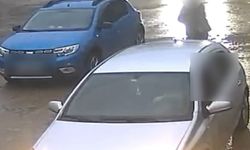 Aracın altında kalmaktan son anda kurtuldu