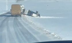 Arpaçay'da yoldan çıkan aracı köylüler el birliğiyle kurtardı