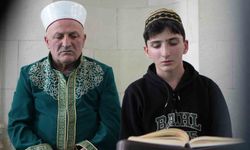 Aynı kubbe altında iki nesil: Hafız oğul mukabele okuyor, imam hatip baba namaz kıldırıyor