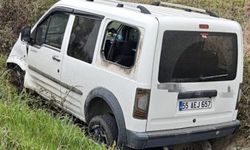 Bafra'da su kanalına düşen aracın sürücüsü yaralandı