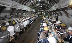 Bakan Bayraktar, madencilerle iftar yaptı