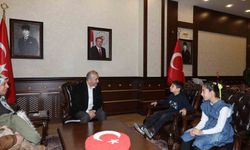 Bayrak nöbeti tutan minik öğrenciler Vali Hatipoğlu'nun konuğu oldu