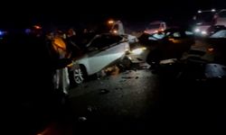 Bayram dönüşü trafiğinde zincirleme kaza: 5 araç birbirine girdi