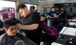 Berberlerde bayram tıraşı mesaisi: 'Sabaha kadar devam ediyoruz'