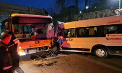 Beşiktaş'ta servis minibüsüyle İETT otobüsü kafa kafaya çarpıştı: 2 yaralı