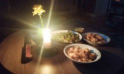 Bilecik'te elektrik kesintisi Ramazan sofralarını kararttı: Köylüler mum ışığında iftar yaptı