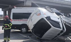 Bilecik'te halk minibüsü ile kırmızı ışık ihlali yapan kamyonet çarpıştı, 8'i hafif 9 yaralı