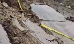 Bitlis'te yağmur sonrası köy yolunda çökme meydana geldi