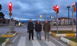 Burhaniye'de düzensiz yanan ışıklar tepki çekti