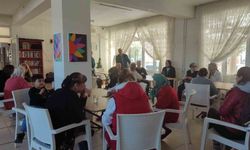 Burhaniye'de huzurevindeki yaşlıları sevindirdiler