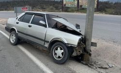 Bursa'da otomobil direğe çarptı, 1 yaralı
